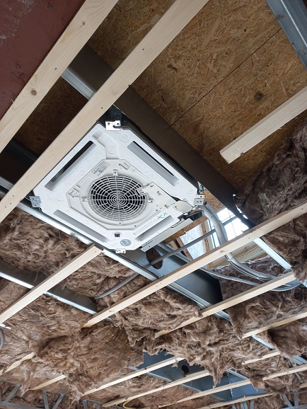 Efficiënt koelen van moderne woningen met staalframebouw en warmtepomp