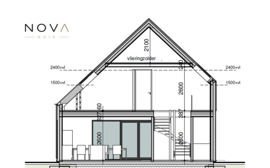 Moderne vrijstaande woning met hoge glazen gevel, houten accenten en strak zwart-wit design ontworpen door NOVA Huis