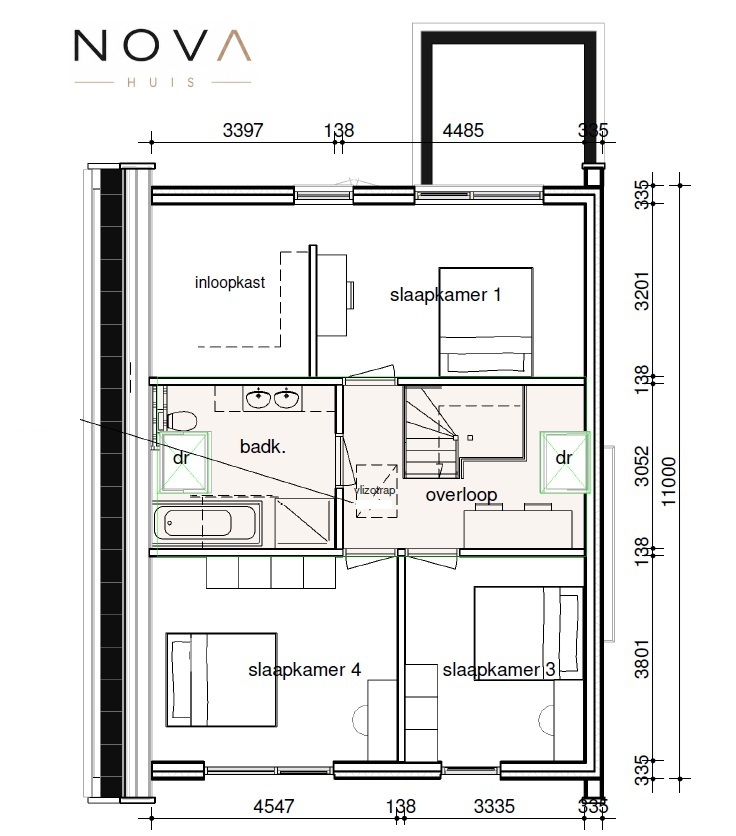 Moderne vrijstaande woning met hoge glazen gevel, houten accenten en strak zwart-wit design ontworpen door NOVA Huis