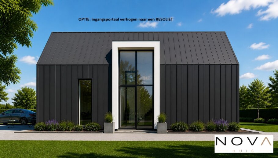 Moderne vrijstaande woning met hoge glazen gevel, houten accenten en strak zwart-wit design ontworpen door NOVA Huis