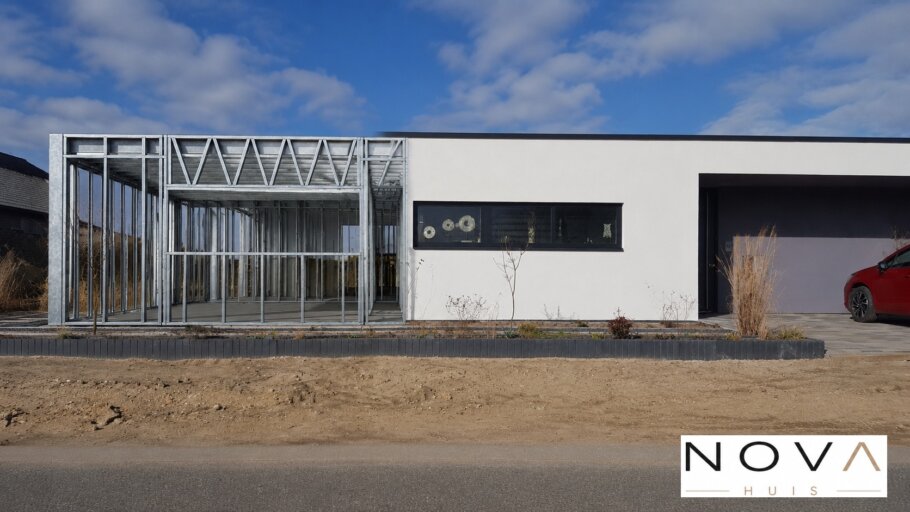 hier ziet u hoe een staalframebouw constructie in kubistische woning wordt verwerkt