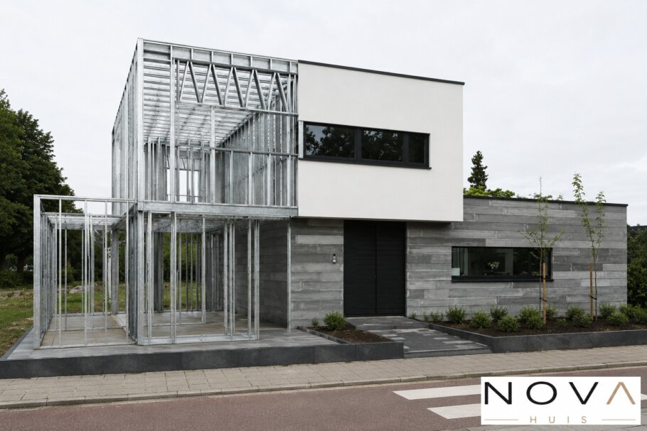 hier ziet u hoe een staalframebouw constructie in kubistische woning wordt verwerkt