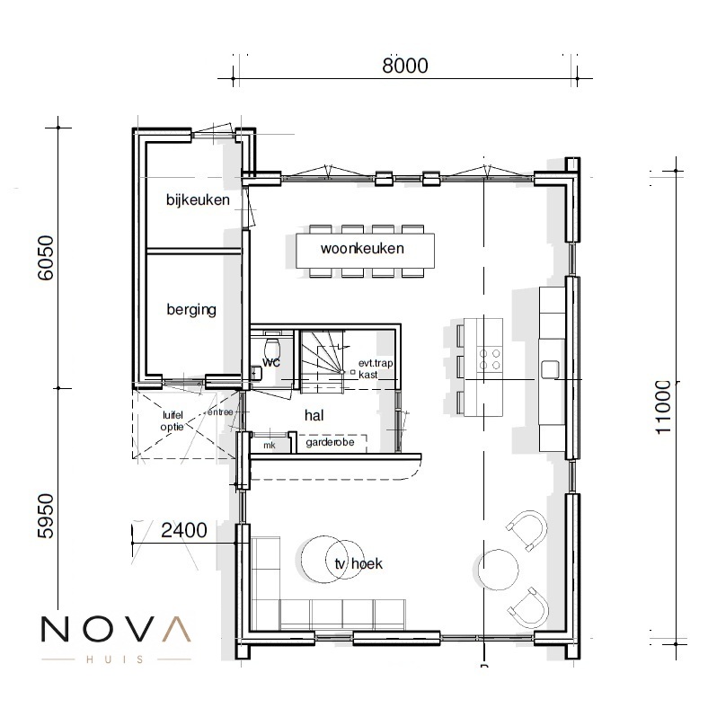 Moderne vrijstaande woning met hoge glazen gevel, houten accenten en strak zwart-wit design ontworpen door NOVA Huis