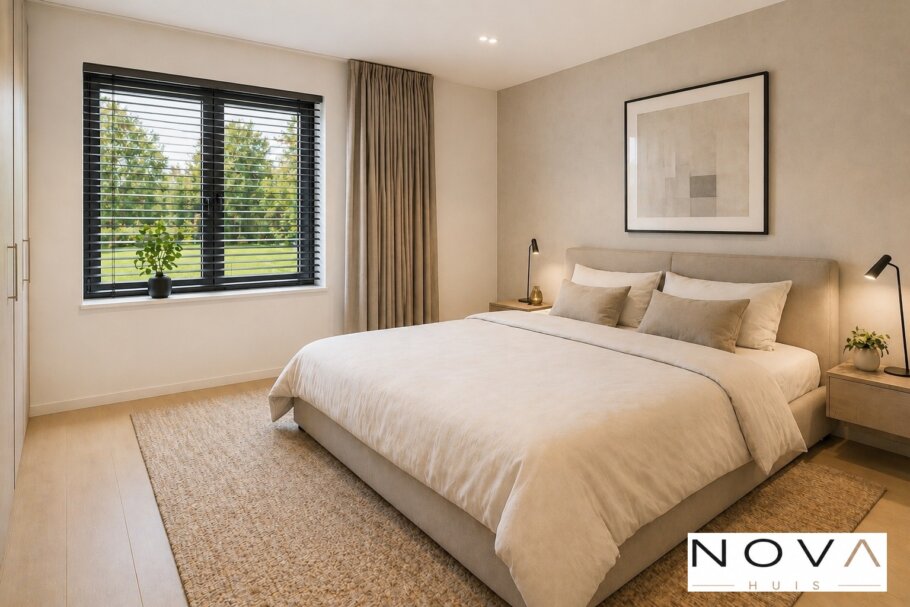 Modern interieur van een moderne woning met open keuken, lichte woonkamer, kookeiland en grote raampartijen