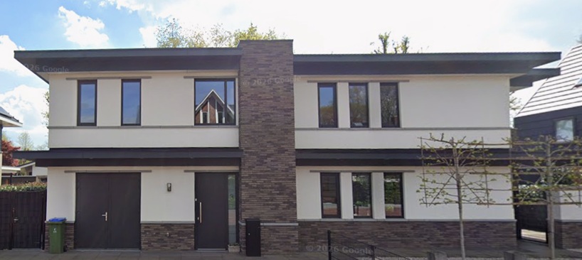 Moderne woning met hoge glazen achtergevel en schuifpuien