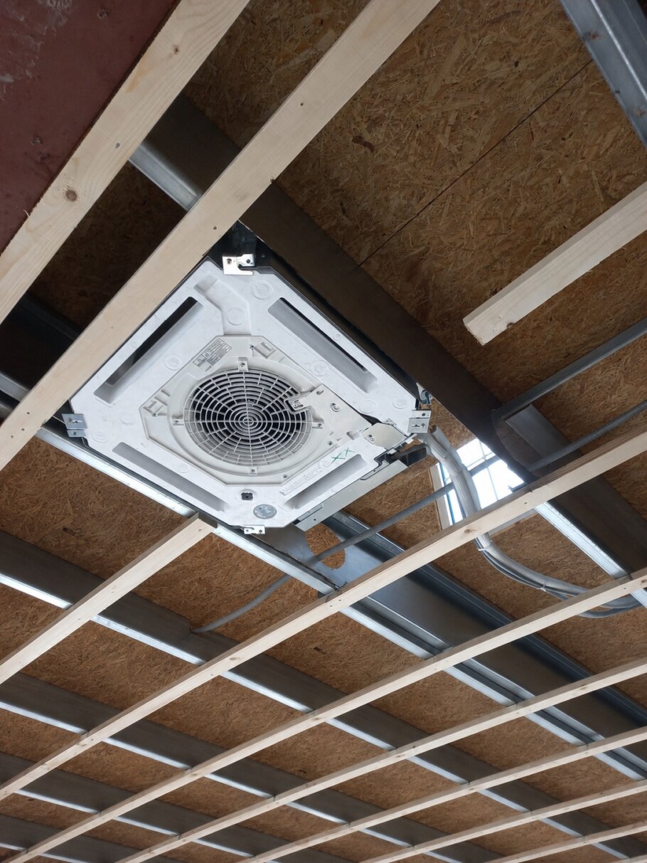 Efficiënt koelen van moderne woningen met staalframebouw en warmtepomp