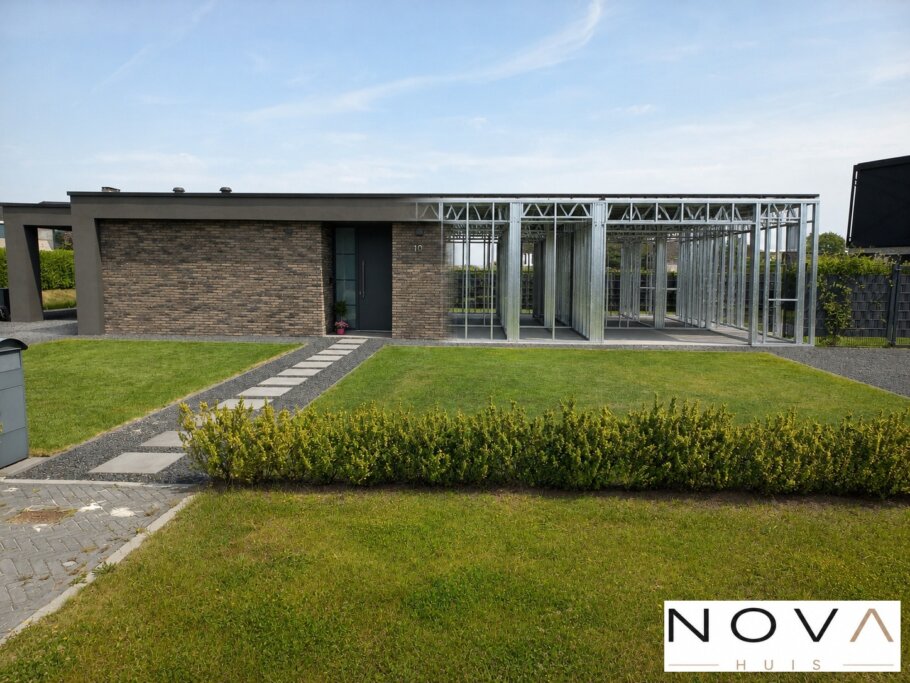 hier ziet u hoe een staalframebouw constructie in bungalow met plat wordt verwerkt